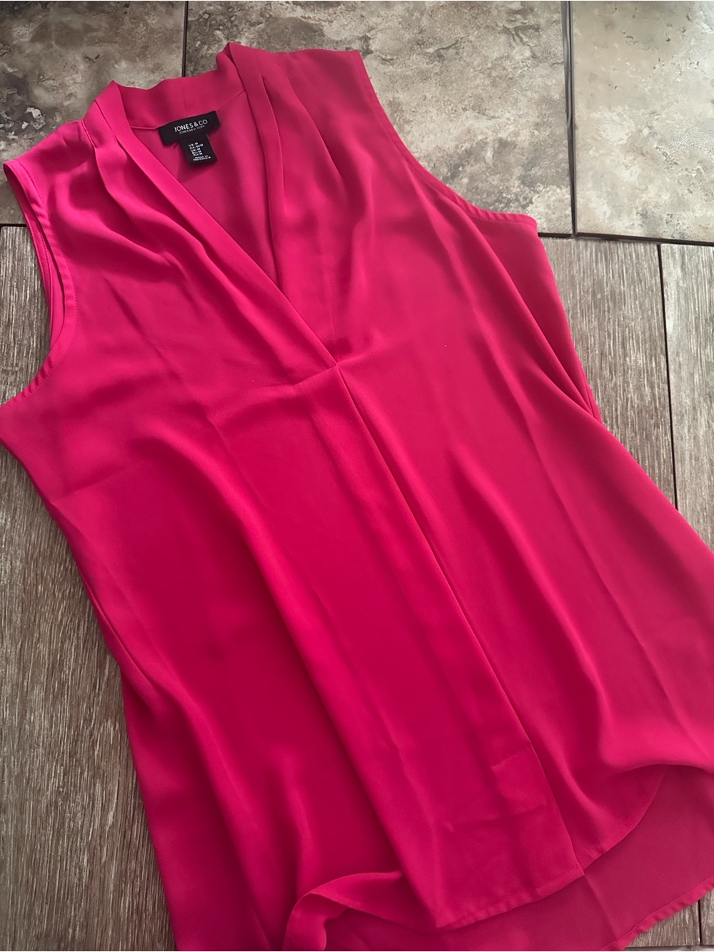 Jones New York Fuchsia Sleeveless V-Neck Blouse, Size Medium, EUC